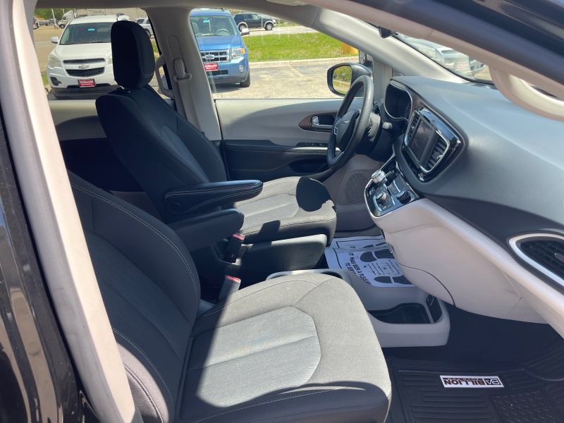 2023 Chrysler Voyager