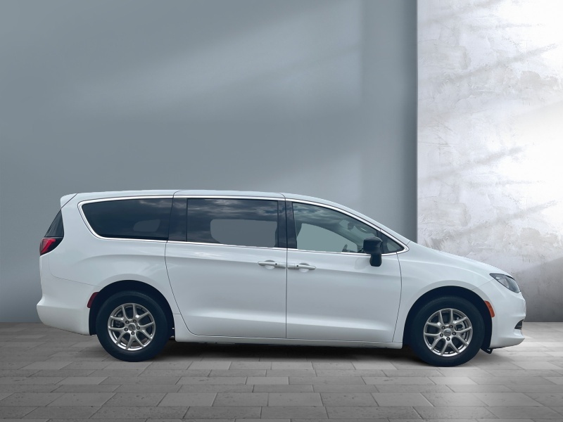 2024 Chrysler Voyager
