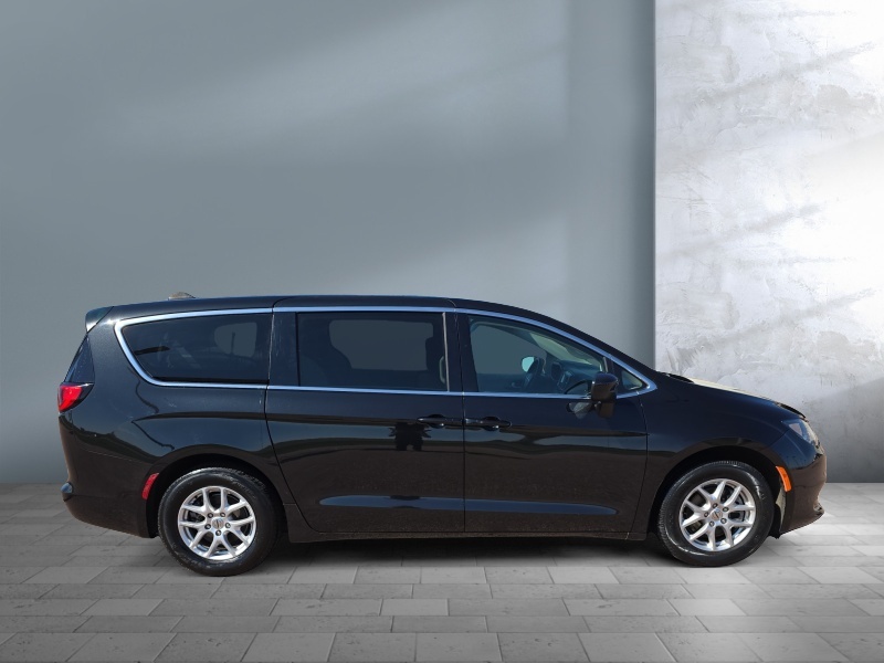 2022 Chrysler Voyager