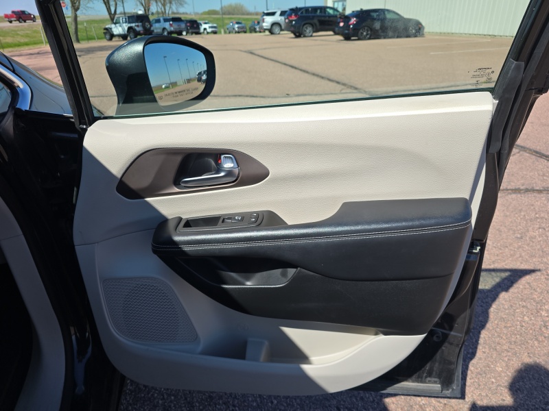 2022 Chrysler Voyager