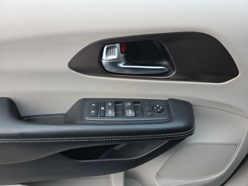 2020 Chrysler Voyager