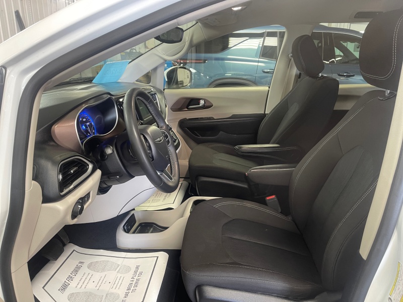 2023 Chrysler Voyager