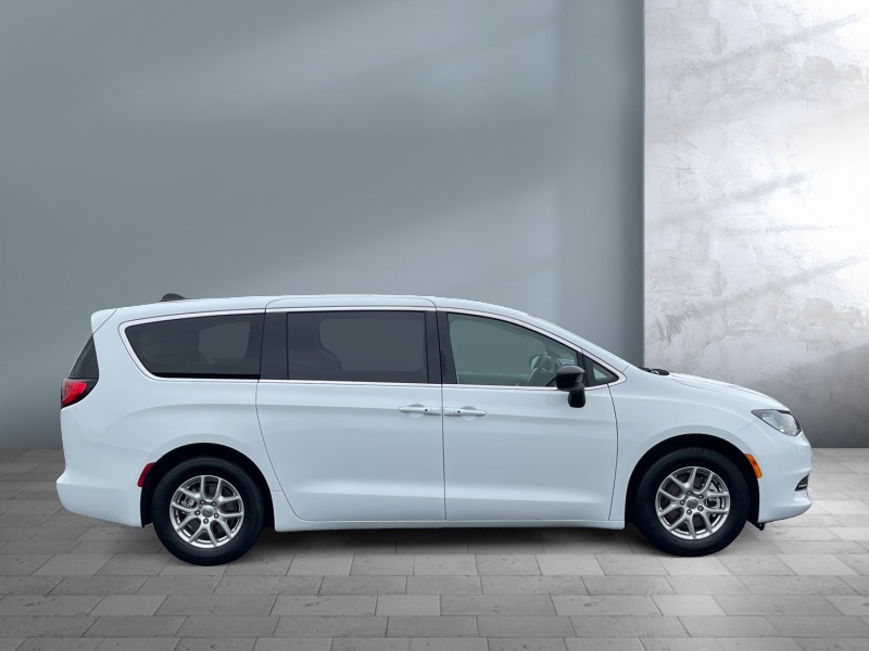 2024 Chrysler Voyager
