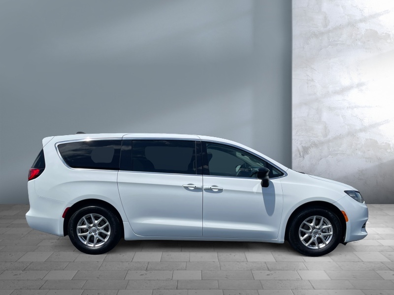2024 Chrysler Voyager
