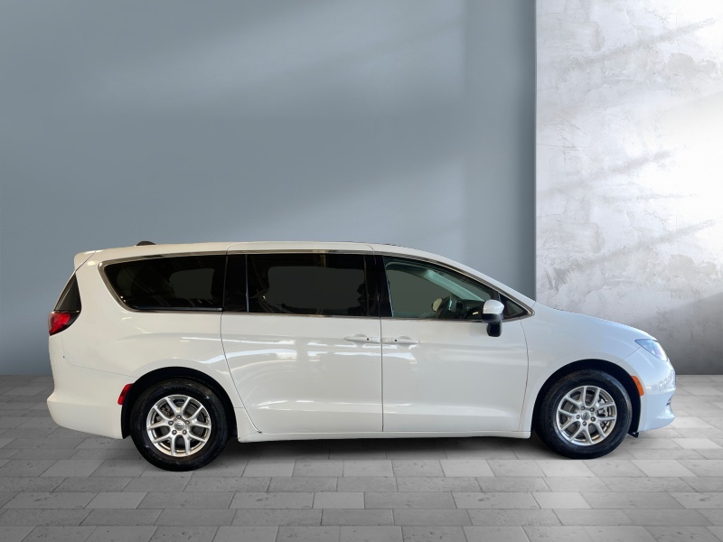 2022 Chrysler Voyager