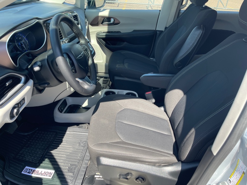 2023 Chrysler Voyager