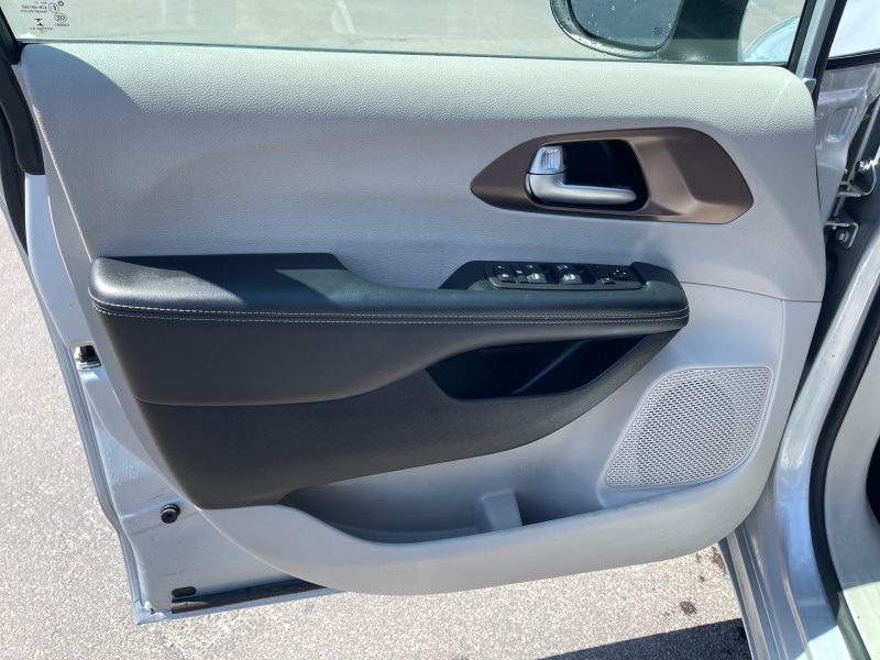 2023 Chrysler Voyager