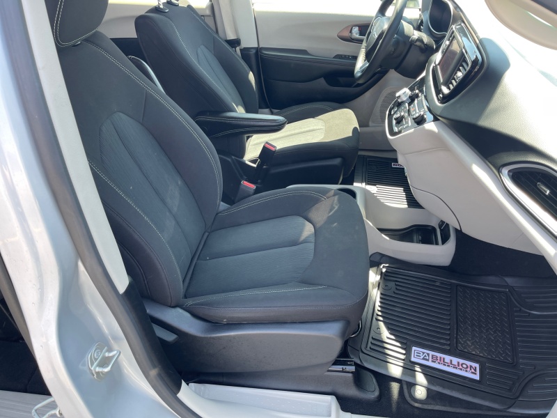 2023 Chrysler Voyager