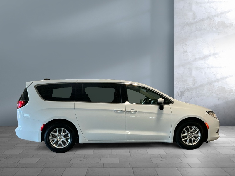 2023 Chrysler Voyager