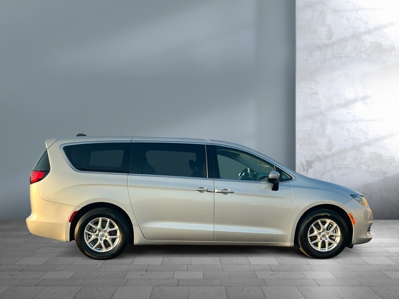 2022 Chrysler Voyager