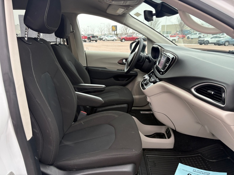 2024 Chrysler Voyager