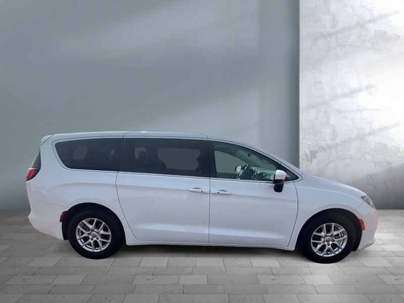 2023 Chrysler Voyager