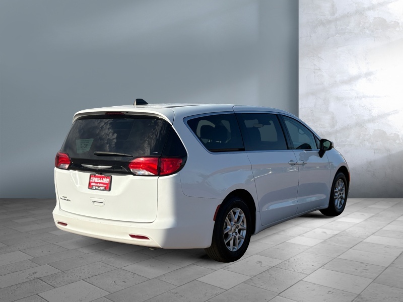2023 Chrysler Voyager