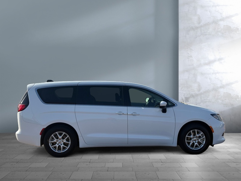 2023 Chrysler Voyager