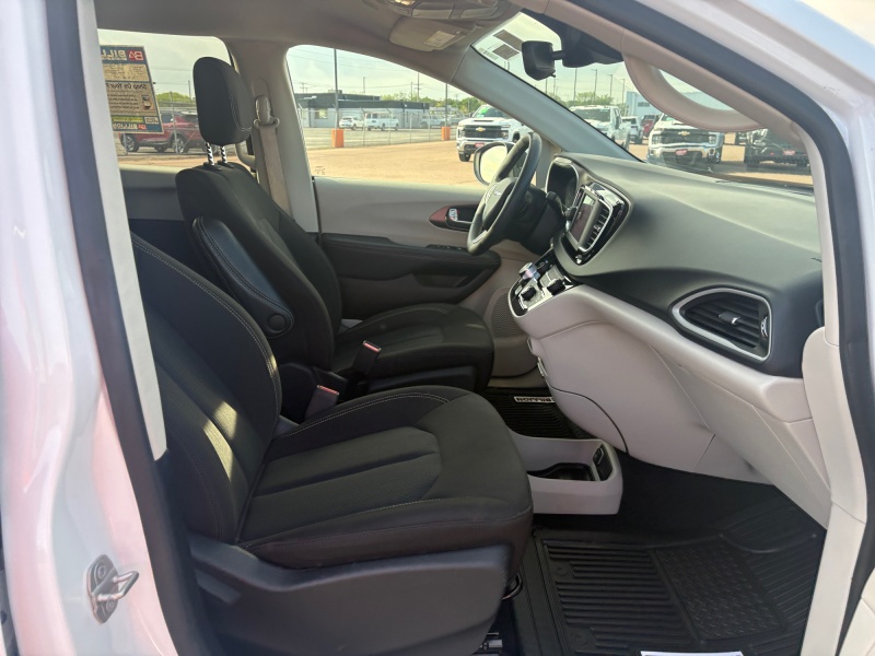 2023 Chrysler Voyager