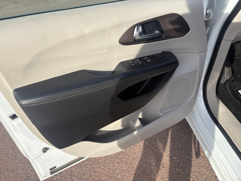 2023 Chrysler Voyager