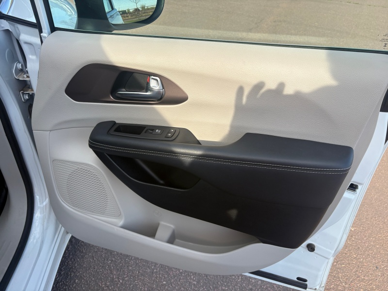 2023 Chrysler Voyager