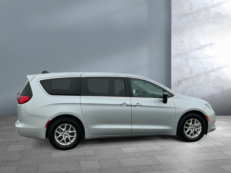 2024 Chrysler Voyager