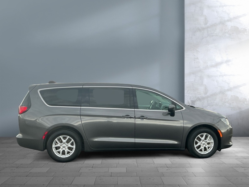 2023 Chrysler Voyager