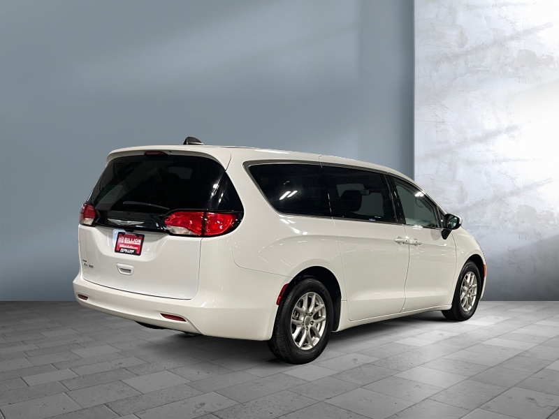 2023 Chrysler Voyager