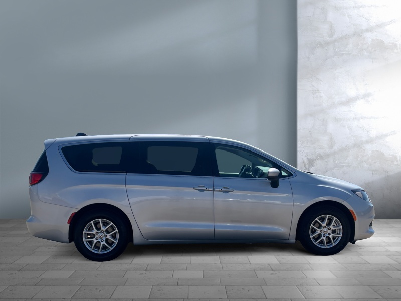 2023 Chrysler Voyager