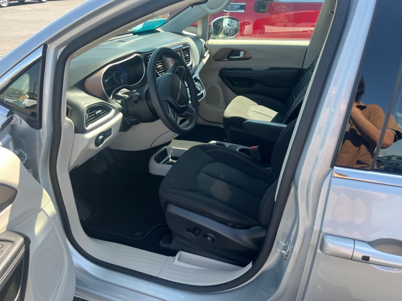 2023 Chrysler Voyager