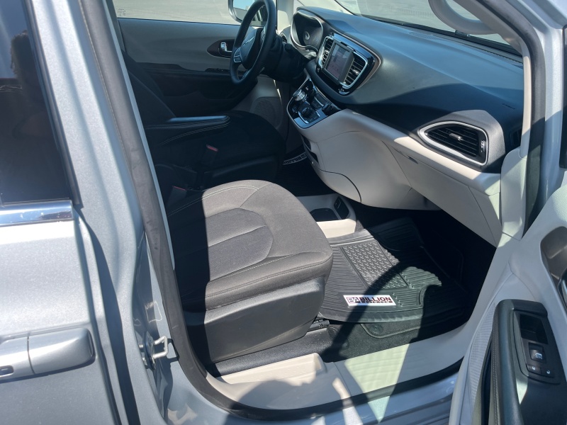 2023 Chrysler Voyager