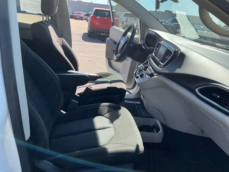 2022 Chrysler Voyager