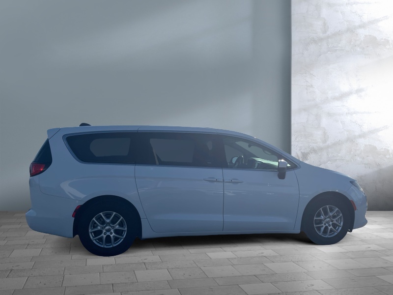 2023 Chrysler Voyager