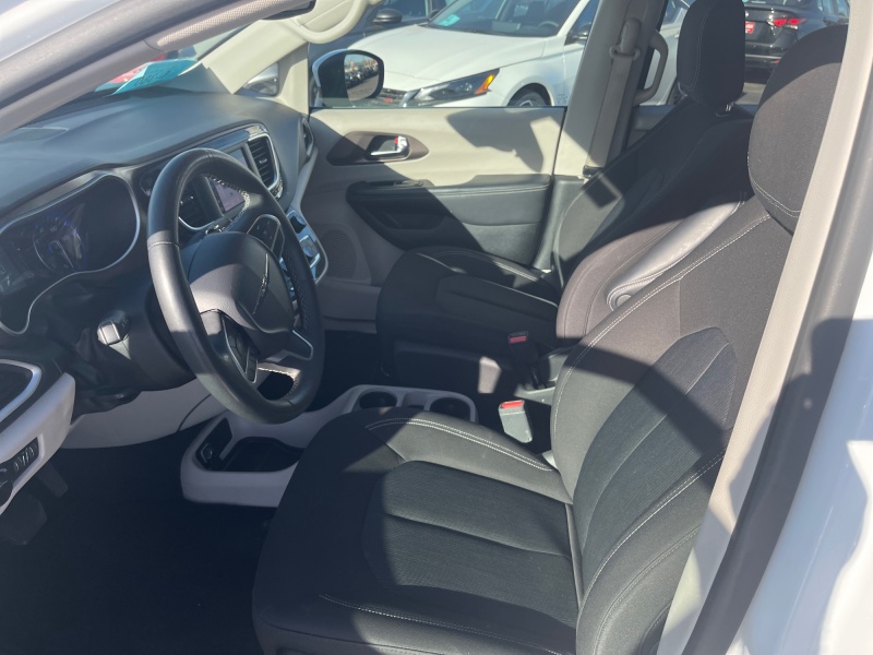 2023 Chrysler Voyager