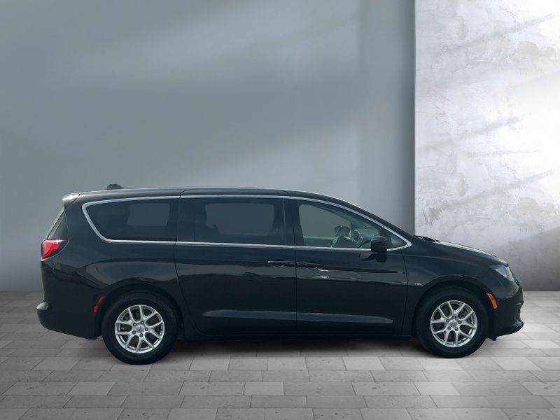2023 Chrysler Voyager