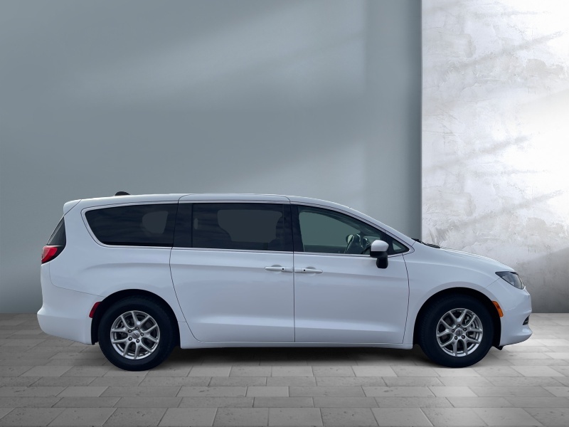 2023 Chrysler Voyager