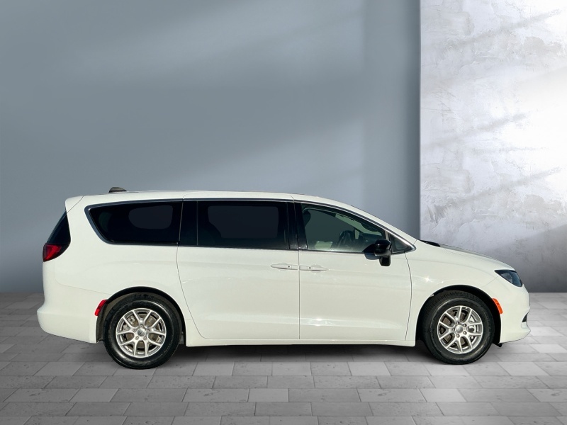 2024 Chrysler Voyager