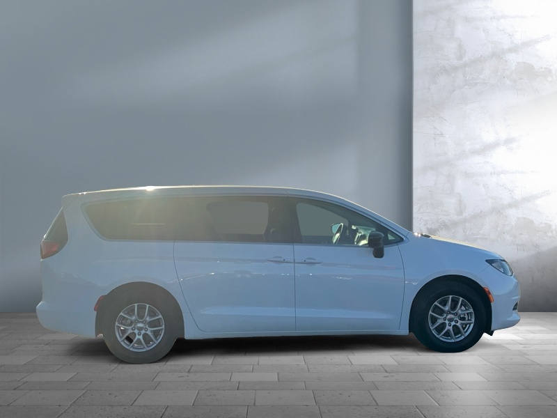 2024 Chrysler Voyager