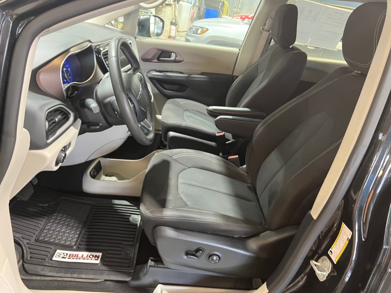 2023 Chrysler Voyager