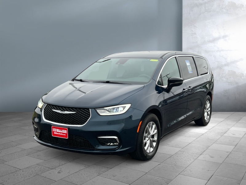Used 2025 Chrysler Pacifica Select Vans