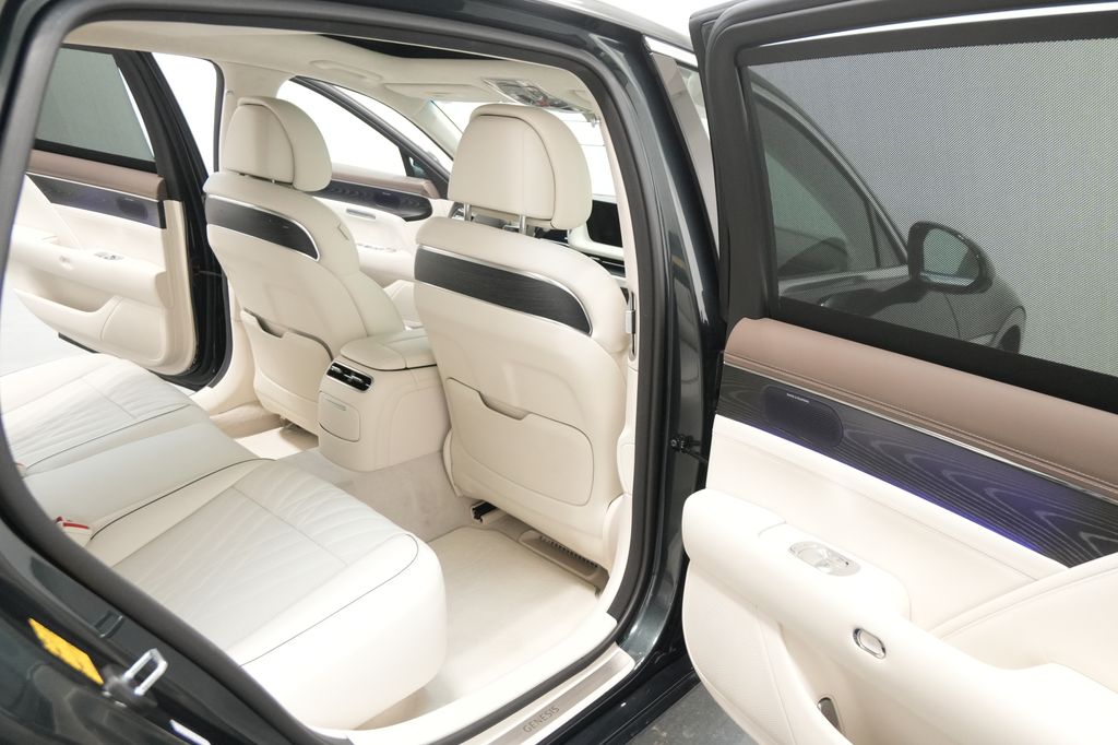 2023 Genesis G90