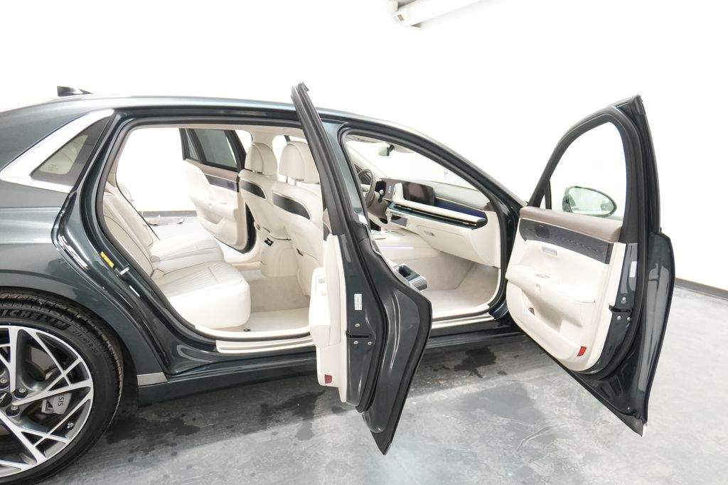 2023 Genesis G90