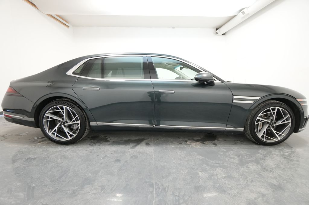 2023 Genesis G90