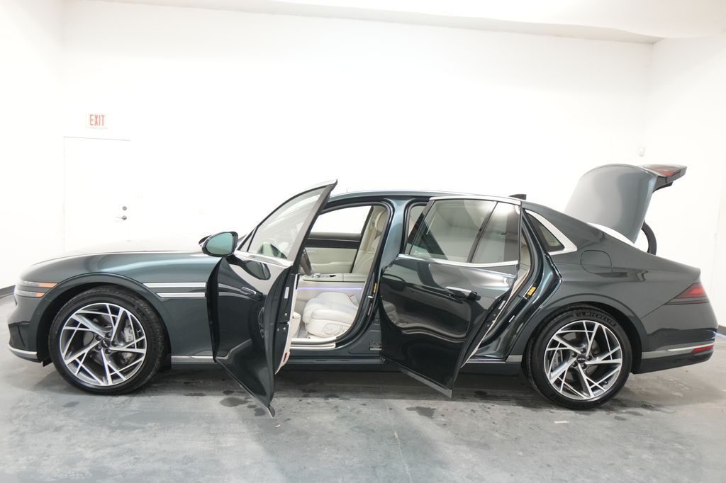 2023 Genesis G90