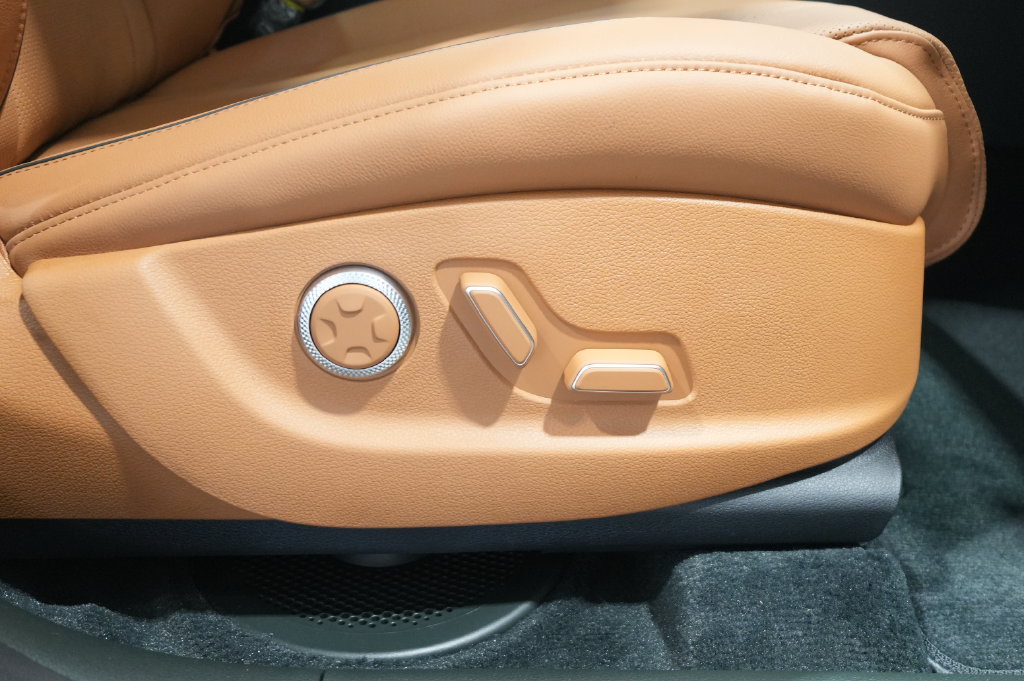 2027 Genesis GV80