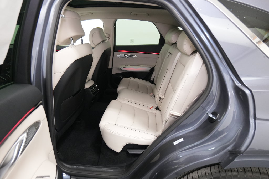 2027 Genesis GV70