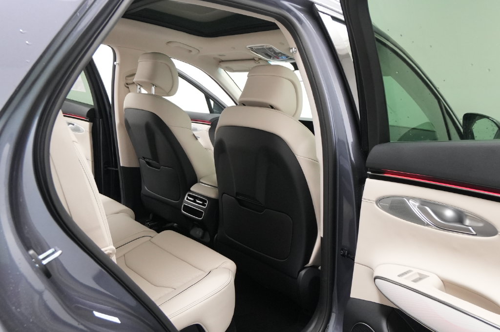 2027 Genesis GV70