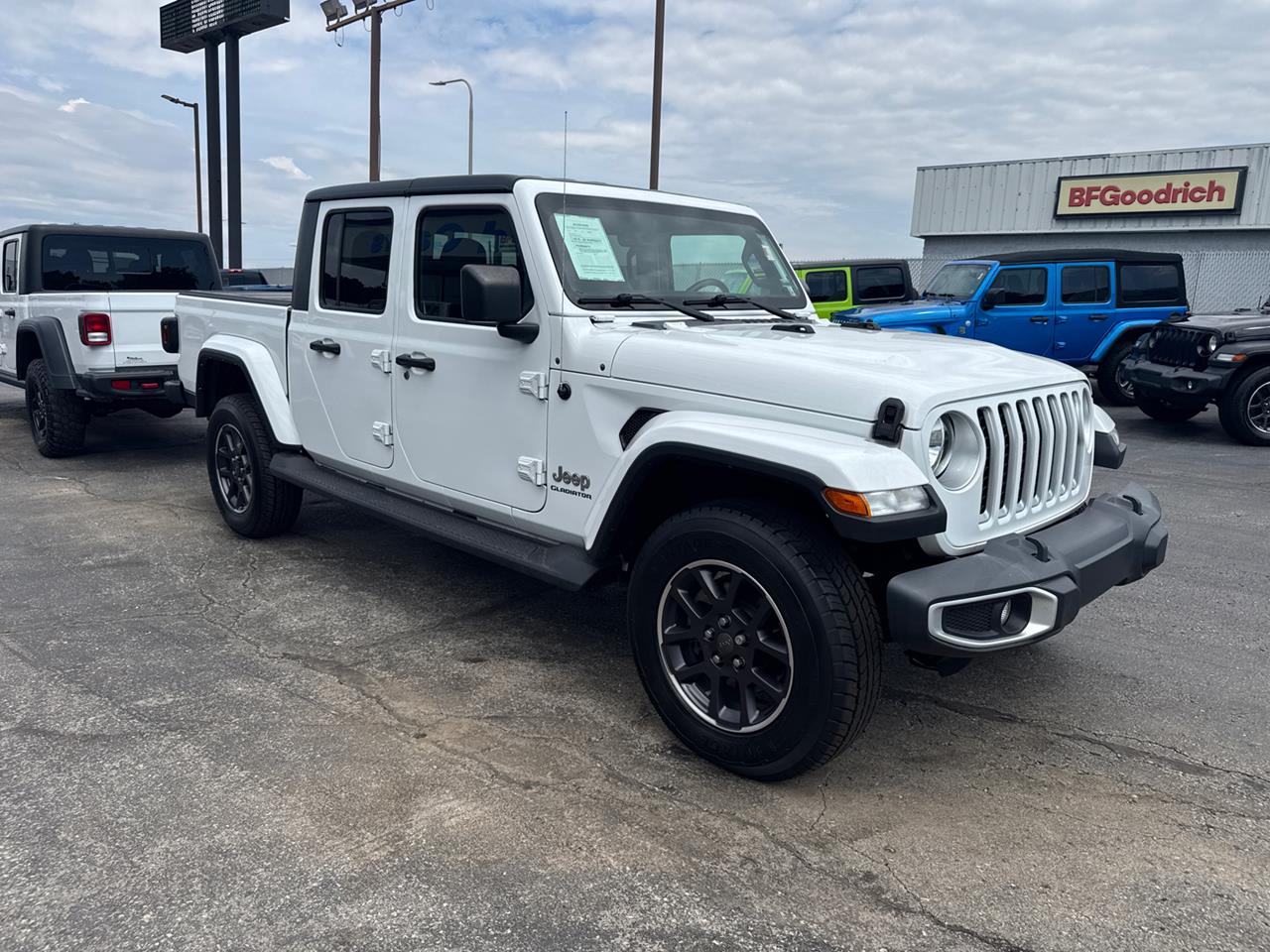 Used 2021 Jeep Gladiator Overland Trucks