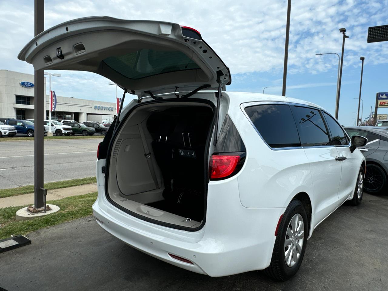 2020 Chrysler Voyager