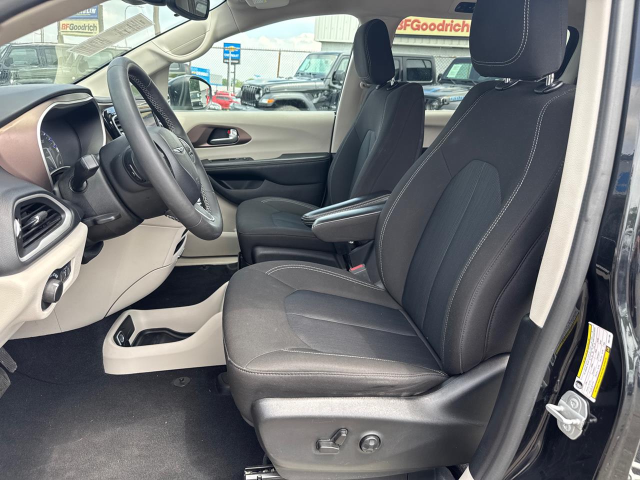 2023 Chrysler Voyager
