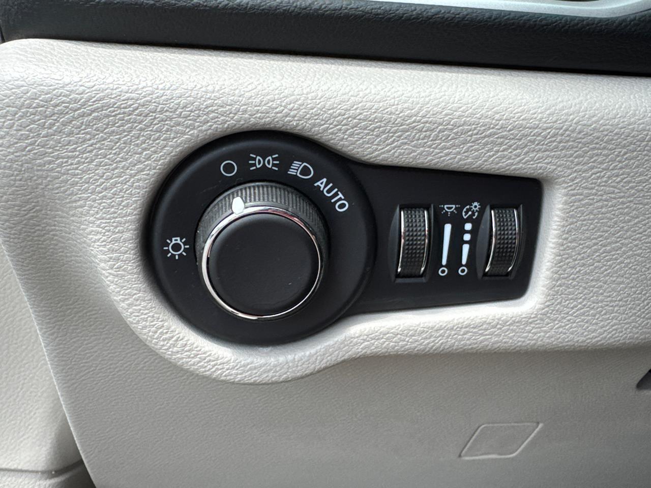 2023 Chrysler Voyager