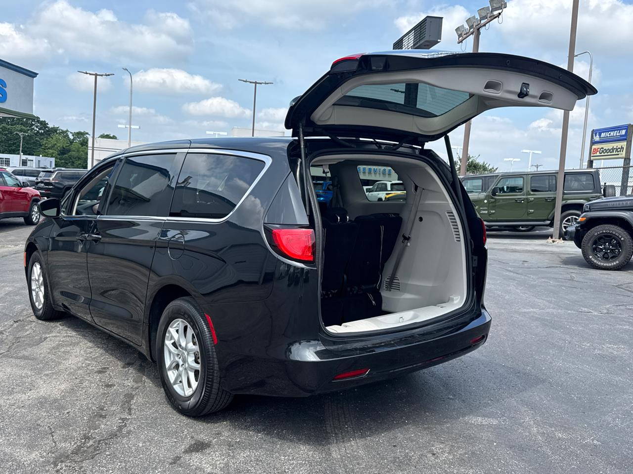 2023 Chrysler Voyager