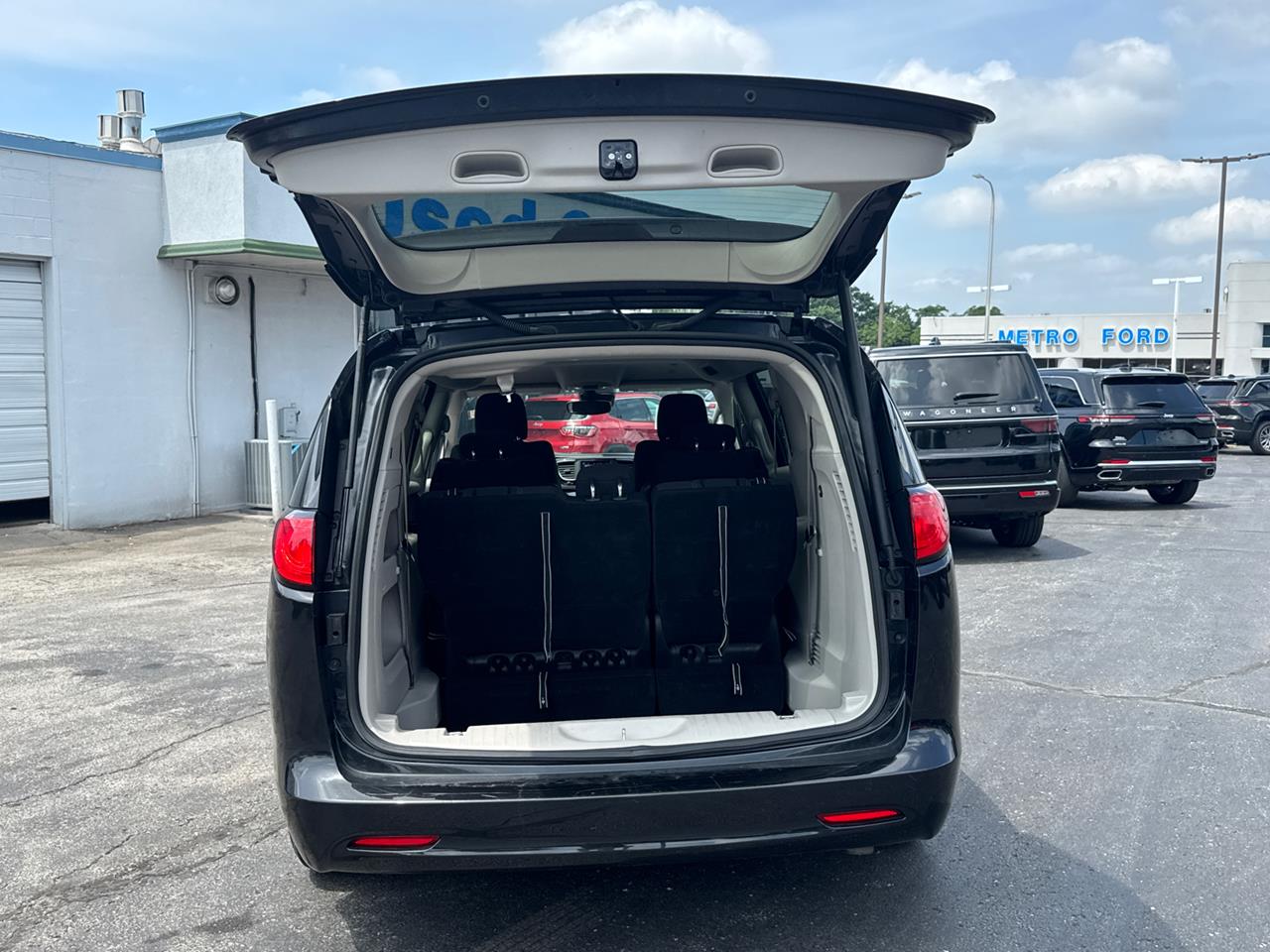 2023 Chrysler Voyager