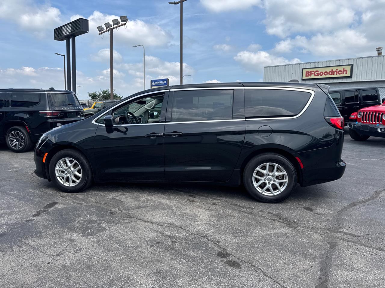 2023 Chrysler Voyager